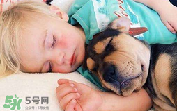 小孩開(kāi)著燈睡覺(jué)好嗎？寶寶睡覺(jué)開(kāi)著燈對(duì)身體有危害嗎？