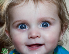 寶寶總是拿手揉眼睛是怎么了？寶寶眼睛癢怎么處理？