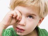 寶寶總是拿手揉眼睛是怎么了？寶寶眼睛癢怎么處理？