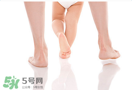 寶寶一歲多了還不會(huì)走路怎么辦？寶寶走路晚是什么原因造成的