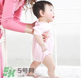 寶寶一歲多了還不會(huì)走路怎么辦？寶寶走路晚是什么原因造成的