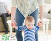 寶寶一歲多了還不會(huì)走路怎么辦？寶寶走路晚是什么原因造成的