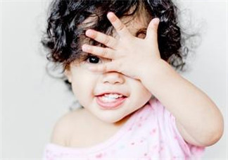 寶寶總是拿手揉眼睛是怎么了？寶寶眼睛癢怎么處理？