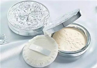 雪肌精2017限定蜜粉餅多少錢(qián)?雪肌精限定雪花蜜粉餅價(jià)格