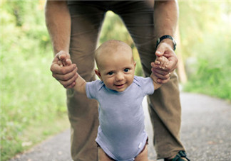 寶寶一歲多了還不會走路怎么辦？寶寶走路晚是什么原因造成的