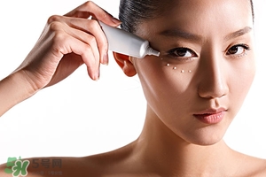 用眼霜前要用爽膚水嗎,擦眼霜之前要擦水嗎 用眼霜前要用爽膚水嗎,擦眼霜之前要擦水嗎