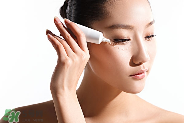 用眼霜前要用爽膚水嗎,擦眼霜之前要擦水嗎 用眼霜前要用爽膚水嗎,擦眼霜之前要擦水嗎