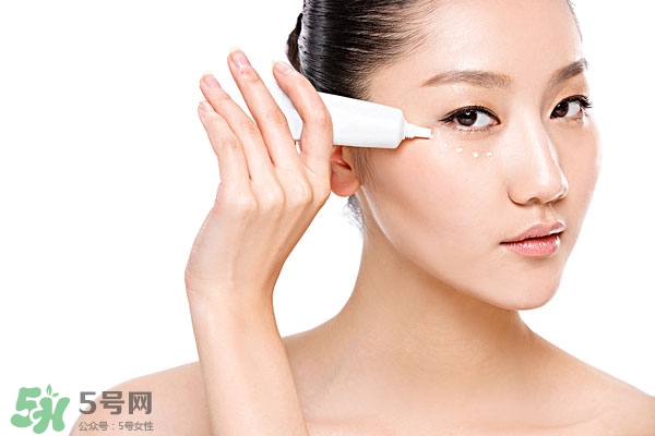 用眼霜前要用爽膚水嗎,擦眼霜之前要擦水嗎 用眼霜前要用爽膚水嗎,擦眼霜之前要擦水嗎