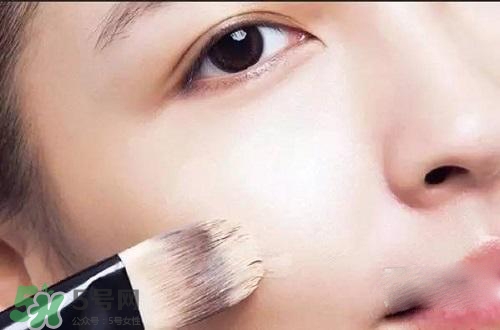 粉底液可以涂在眼部嗎？粉底液涂在眼部有什么危害？