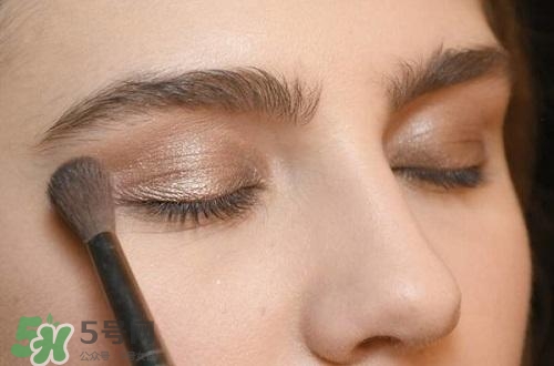 粉底液可以涂在眼部嗎？粉底液涂在眼部有什么危害？