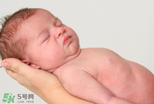 寶寶頭皮上的污垢可以摳掉嗎？寶寶頭上的頭垢該怎么處理？