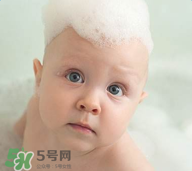 寶寶頭皮上的污垢可以摳掉嗎？寶寶頭上的頭垢該怎么處理？