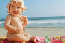 夏日海邊寶寶游泳怎么防曬？海邊親子游泳防曬注意事項(xiàng)