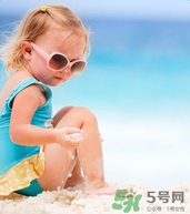 夏日海邊寶寶游泳怎么防曬？海邊親子游泳防曬注意事項(xiàng)