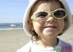 夏日海邊寶寶游泳怎么防曬？海邊親子游泳防曬注意事項(xiàng)