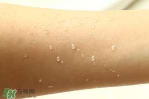 ajuste防曬噴霧哪個顏色好？ajuste防曬噴霧藍色綠色白色區(qū)別