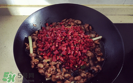 別人家的室友！成都女孩為室友帶了一盆冷吃兔