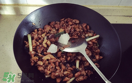 別人家的室友！成都女孩為室友帶了一盆冷吃兔