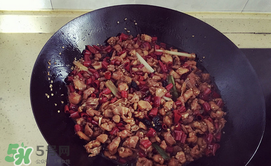 別人家的室友！成都女孩為室友帶了一盆冷吃兔