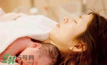 產(chǎn)后皮膚干燥起皮又很癢是怎么回事？生完小孩后皮膚特干怎么辦？