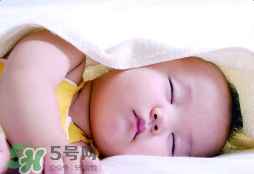 寶寶生長(zhǎng)激素分泌的時(shí)間 寶寶的生長(zhǎng)激素什么時(shí)候分泌？