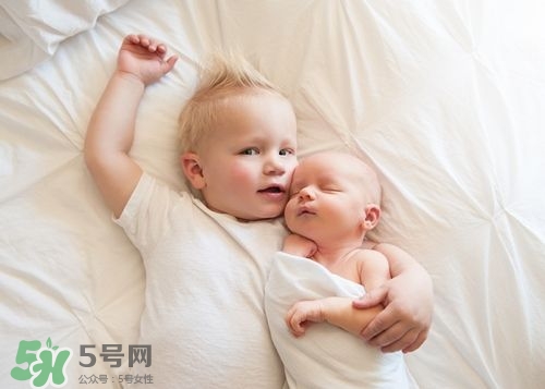 大女兒嫉妒二胎弟弟受寵 生二胎怎么安撫老大 大女兒嫉妒二胎弟弟受寵 生二胎怎么安撫老大