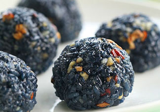 烏米飯?jiān)趺醋龊贸裕繛趺罪埖淖龇?><p><strong>烏米飯?jiān)趺醋龊贸?？烏米飯的做?/strong></p></a></li> 	     </ul>
		</div>
	   <div   id=