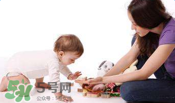 一歲寶寶玩什么游戲好？一歲寶寶適合玩什么游戲？