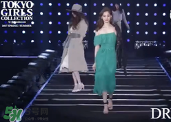 穿著高跟鞋翻跟頭走t臺模特同款綠色裙子是什么牌子？