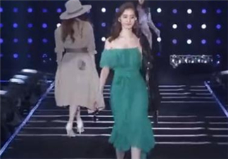 穿著高跟鞋翻跟頭走t臺(tái)模特同款綠色裙子是什么牌子？