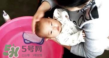 嬰兒洗頭怎么洗？嬰兒洗頭注意事項