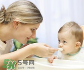 嬰兒吃魚肝油能打預防針嗎？嬰兒吃魚肝油影不影響打預防針？