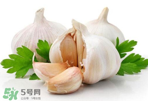 蒜頭能生吃嗎？蒜頭生吃好還是熟吃好