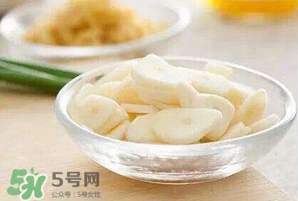 生吃蒜頭有什么好處？生吃蒜頭的功效和作用