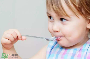 寶寶吃米粉拉綠便便怎么回事？寶寶吃米粉拉綠色要緊嗎？