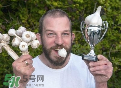 生吃蒜頭有什么好處？生吃蒜頭的功效和作用