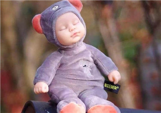 餃子送米雅的娃娃是什么牌子？比伯娃娃怎么樣？