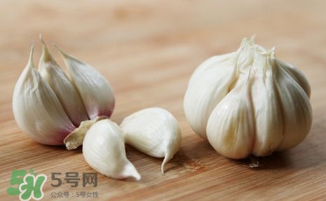 蒜頭能生吃嗎？蒜頭生吃好還是熟吃好