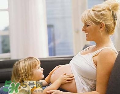 胎兒在媽媽肚子里都會干啥？胎兒的神奇世界