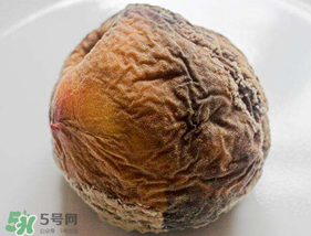 ?桃子發(fā)霉了還可以吃嗎？吃了發(fā)霉的桃子怎么辦？