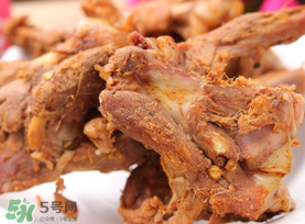 絕味鴨脖能冷凍嗎？絕味鴨脖可以放冰箱嗎？