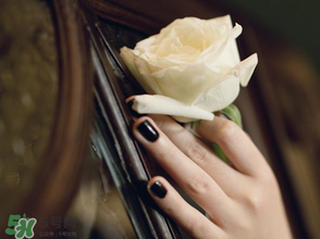 母親節(jié)可以送白玫瑰嗎？白玫瑰適合送什么人？