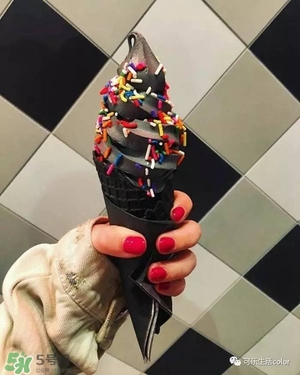 炭黑冰淇淋好吃嗎？炭黑冰淇淋哪里買？