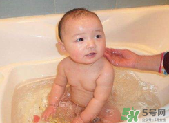 夏天嬰兒洗澡水溫多少度合適？夏天嬰兒洗澡水溫需要多少度？