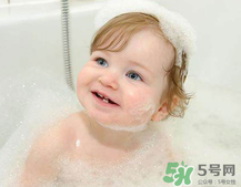 夏天嬰兒洗澡水溫多少度合適？夏天嬰兒洗澡水溫需要多少度？