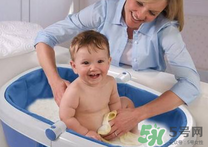 夏天嬰兒洗澡水溫多少度合適？夏天嬰兒洗澡水溫需要多少度？