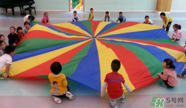 餃子在幼兒園玩的游戲叫什么？彩虹傘的捕魚游戲怎么玩？