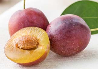 李子能和蝦一起吃嗎？蝦和李子可以一起吃嗎？