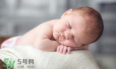 夏天寶寶可以穿開襠褲嗎？寶寶穿開襠褲有什么危害嗎？