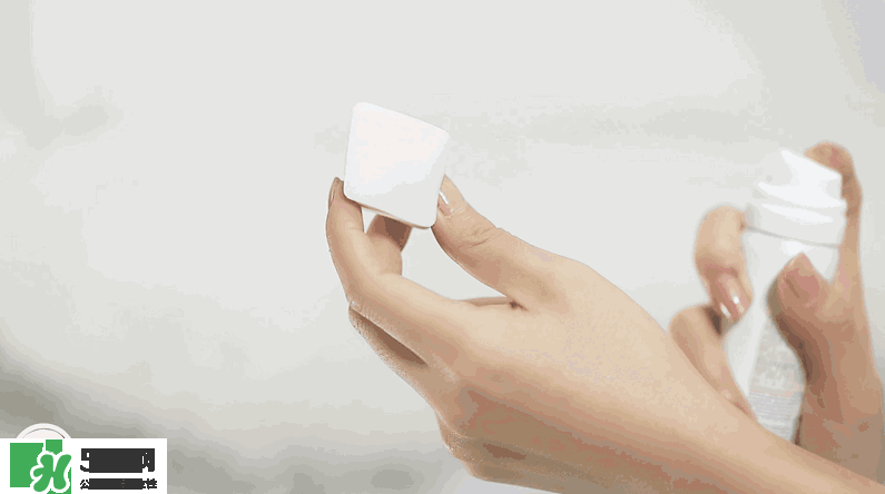 化妝刷上底妝好還是海綿上底妝好 化妝刷上底妝好還是海綿上底妝好